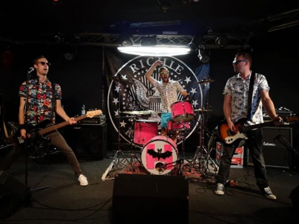 20.7. MASKED INTRUDER (USA)<br />
Support: THE HAWAIIANS (DE)<br />
FEVER B (USA)
